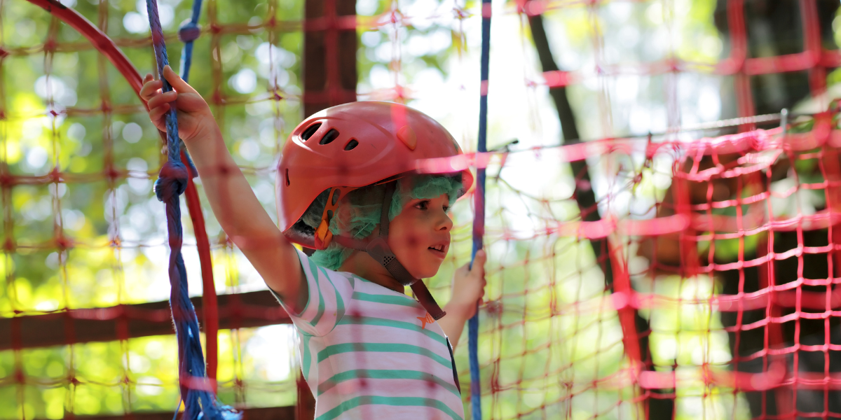 Lassen Sie dem Spaß freien Lauf! Abenteuerspielplätze kombinieren den Nervenkitzel von Abenteuerparks mit klassischen Spielelementen für Familien.